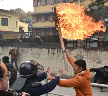 एमालेका कार्यकर्ताले गरे प्रधानमन्त्री देउवाको पुतला दहन (फोटो फिचर)
